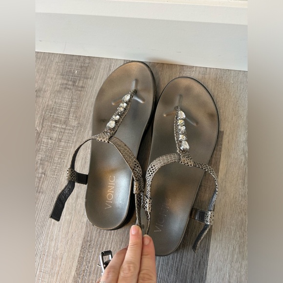 vionic silver shoes
